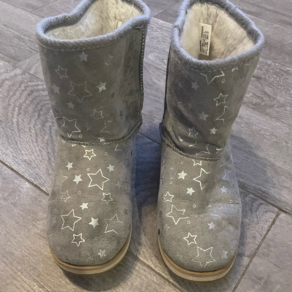 Girls silver/ gray winter pull in boots size 2